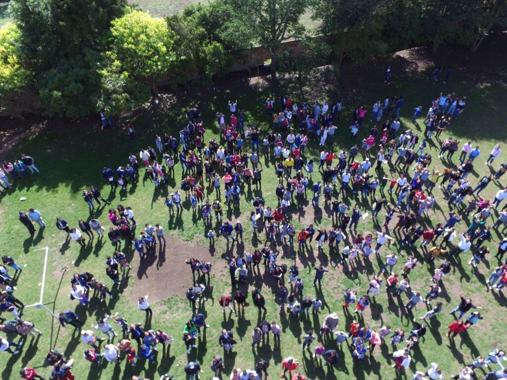 Comunidad educativa en el campo deportivo de la IE Fonquetá